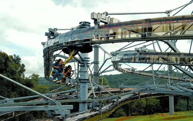 Aerozuum, montanha-russa de trilho superior com cadeira suspensa